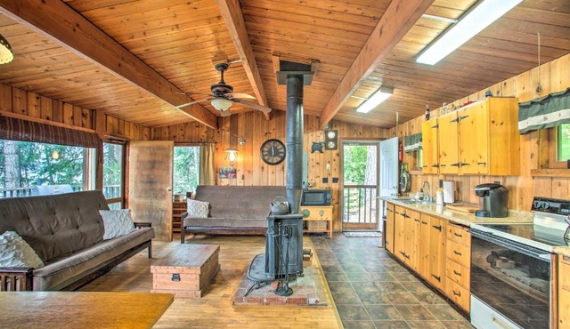 Remote Escape: Serene Lakeside Cabin w/Beach