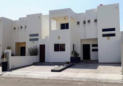 Residencia en Privada con Casa Club y Alberca