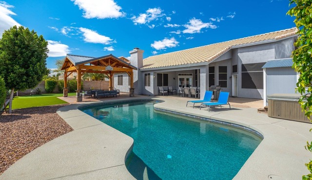 Resort-Style 5BR · Heated Pool · Putting Green