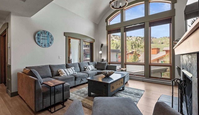 Resort Townhome with Deck, Grill, Fireplace, WiFi, Shared Pool & Hot Tub-Sauna