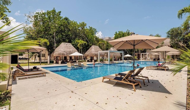 Resort Vibes King bed Pool Gym tennis pickle court High Speed Wifi