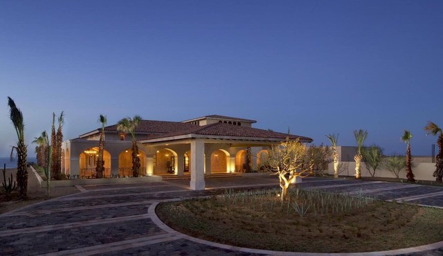 Resort with ocean views! Beautiful place to relax and play!