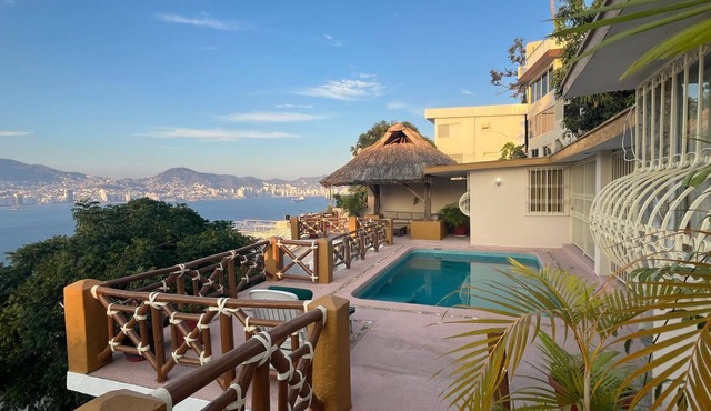 Resting villa overlooking Acapulco Bay