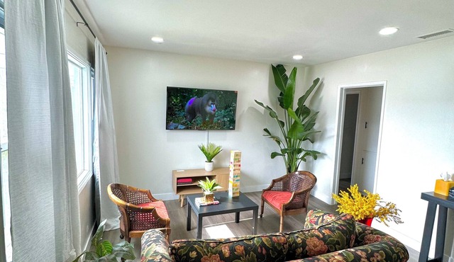 Retro modern 3-bedroom house with WiFi & much more in Fontana