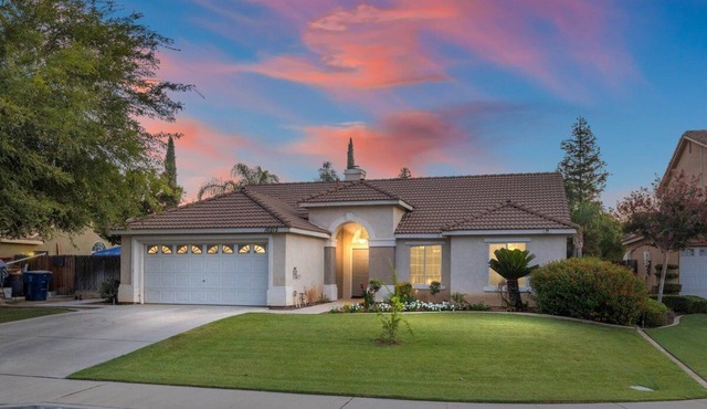 Revitalizing 3 Bedroom Home in Bakersfield with Pool and Wi-fi