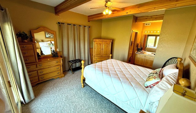 Riverfront Lodge in White Bird, ID – 1BR w/Panoramic Views & Breakfast Unit 5