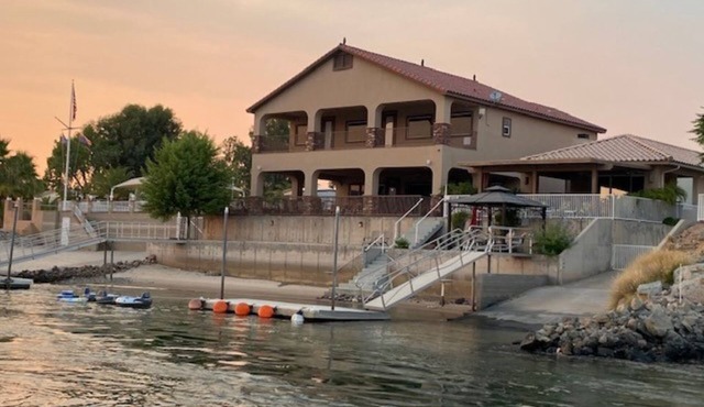 RIVERFRONT PARADISE OASIS W/PRIVATE BEACH & BOAT DOCK