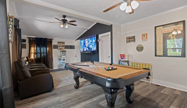 Roaring 20s Vintage Craftsman Home Downtown, Hot Tub, Pool Table