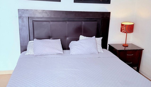 Romantic Zone Condo, Constitución