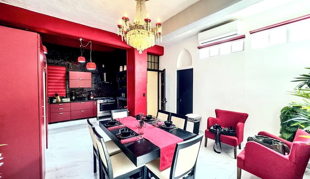 Romantic Zone Spacious, Elegant 4 Bedroom Condo with Continental Breakfast