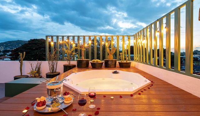 Rooftop Hot Tub! 3 levels, 5Bedroom in Villa Noria