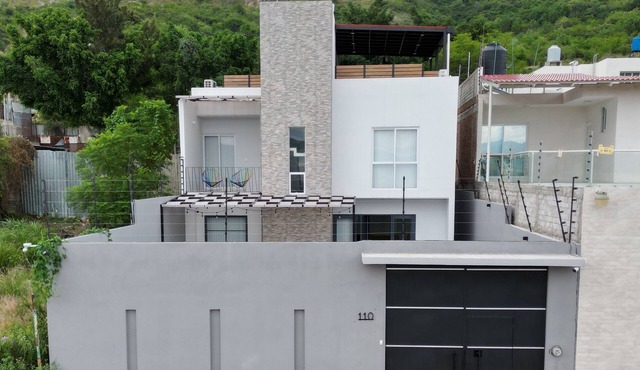 Rooftop w/mountain view & Waterfall pool. 7min to airport -15min to downtown