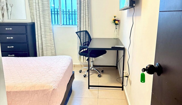 Room in Apodaca with work area.
