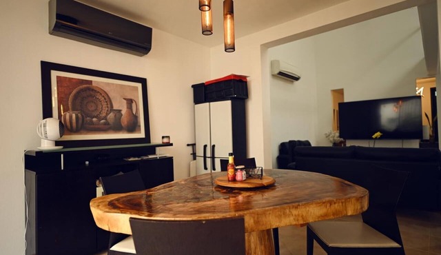 ROOM WITH PRIVATE BATHROOM, IN A HOUSE WITH SHARED AMENITIES AND A POOL