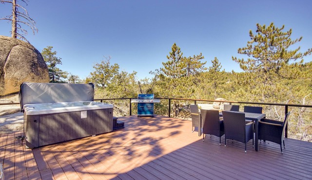 Running Springs Cabin w/Spacious Deck + Hot Tub!