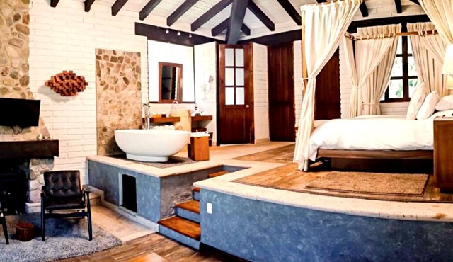 Rustic 1 Bedroom Cabin on Private Lake