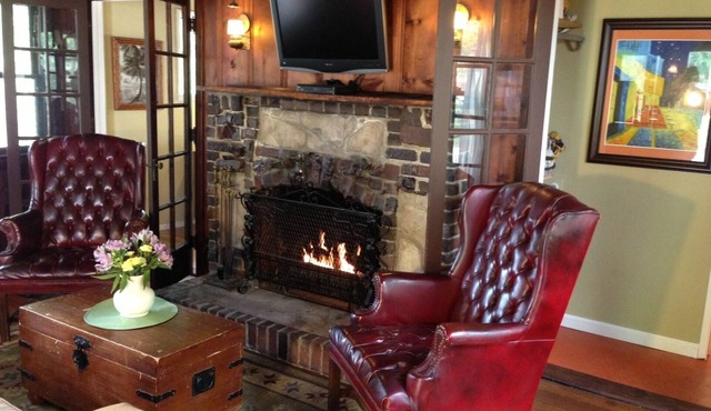 Rustic 1930's Lodge in the Heart of Silver Lake!