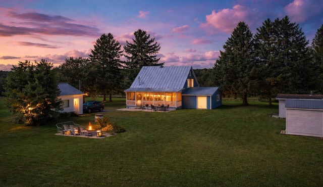 Rustic & Modern Chalet. 32 Acre of Land. Avec SPA in Sainte-Angèle-de-Prémont