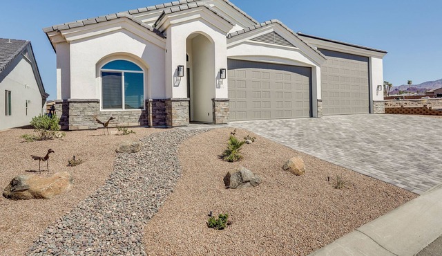 RV-Friendly Lake Havasu City Home: Spacious Garage