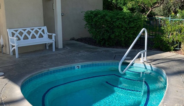 S. Palm Desert Condo seconds to Pool & El Paseo