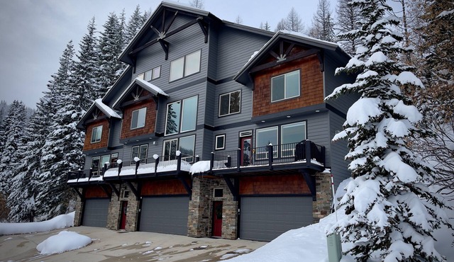 Schweitzer Condo. TRANSFERABLE SKI LIFT PASS INCLUDED! Hot Tub, 2-car Garage.