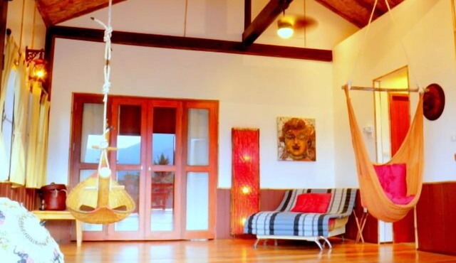 Sea View-Tree Top Beach House: 2 minutes to beach, kitchen, authentic design