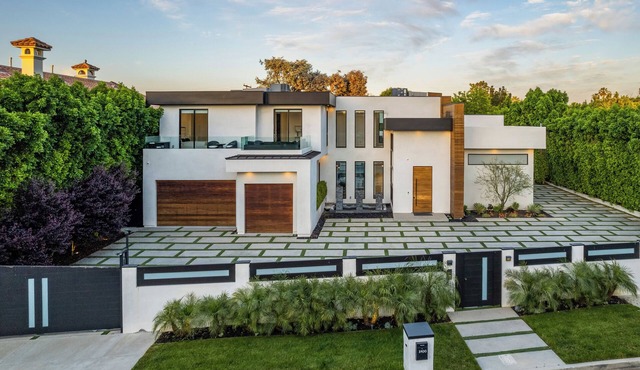 Seamlessly Integrates Indoor and Outdoor Living