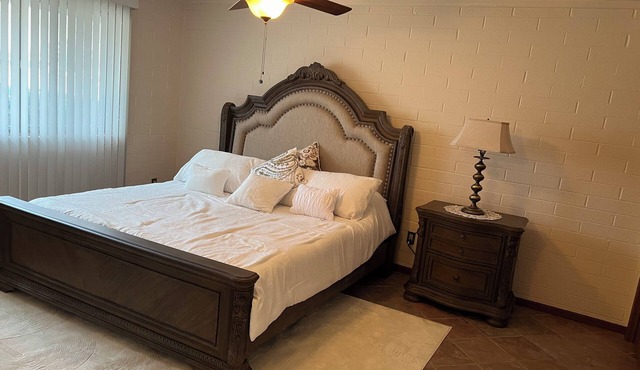 Serene 3-bedroom house in Sun City Golf course & lake front near Stadium.