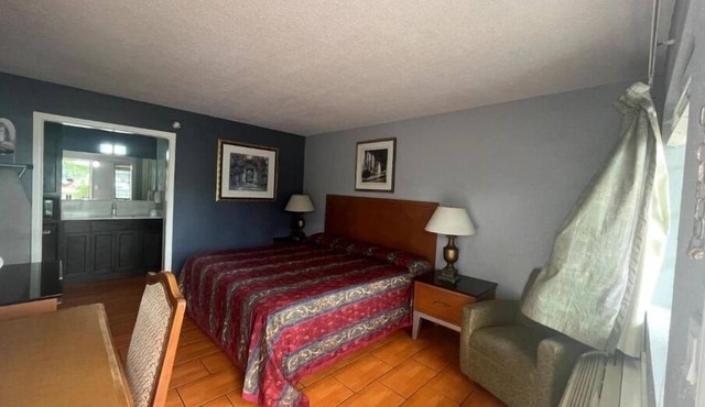 Serene Unit w/Free Parking + Pool Close to Zoo & Sunrise Mall