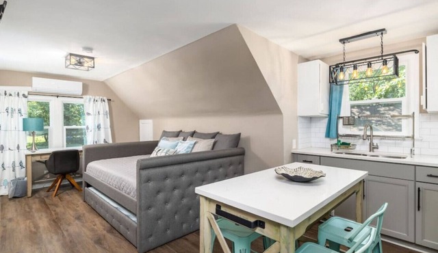 Serenity Studio · Adorable & Spacious Studio with Full Kitchen near HPU