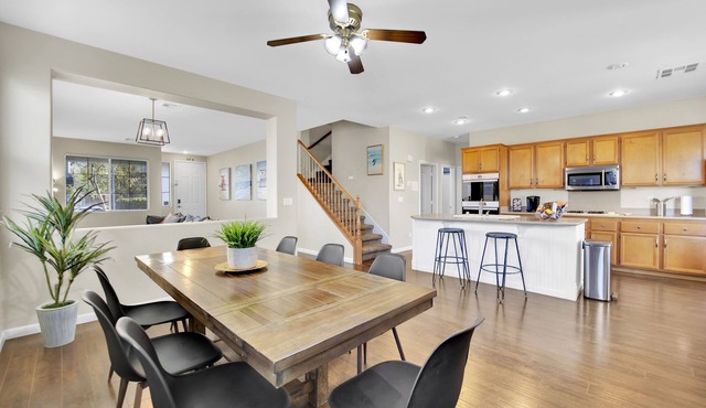 Seven Palms Stylish Home with Pool, Hot Tub,& Movie Room