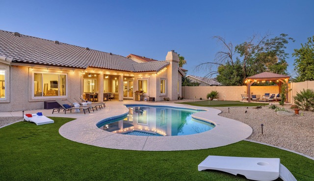 Shadow Mountain Retreat- Perfect location, Pool, Games, & Hiker's retreat