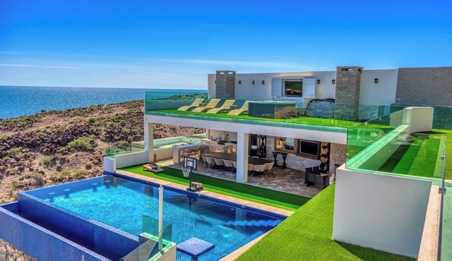 Shangri-LA luxury Mansion, Heated Pool on Demand