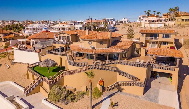 Shark House - 8 BR Beachfront