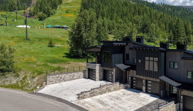 Ski Out on Whitefish Mountain 3BD 4BA Sleeps 14+ Unbeatable SKI Location