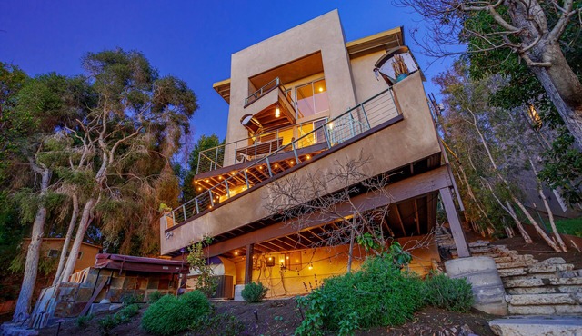Skydeck 3-br house w gym, hot tub, amphitheater, Hwood sign, Griffith, lake view