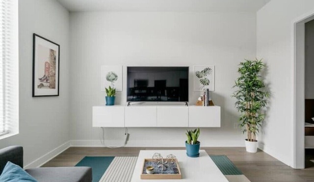 Sleek Downtown Condo with Free Parking, Pool and Gym
