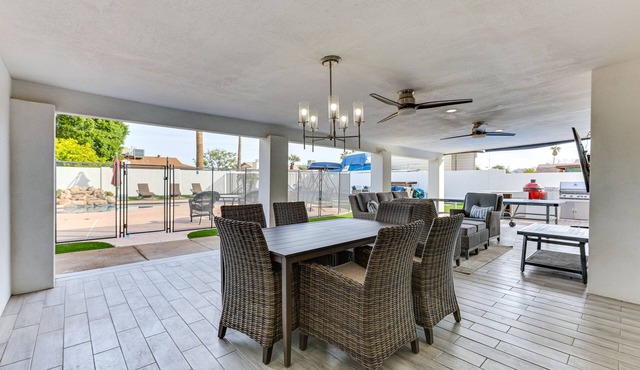 Sleek Phoenix Paradise w/ Outdoor Pool + Fire Pit!