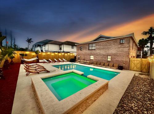 Sleeps 22, 2min Walk To The Beach, Heated PoolSpa