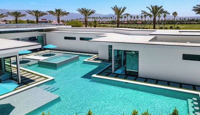 Sleeps 23 Private Pool + Pickleball + Putting Green Near La Quinta | Bravo