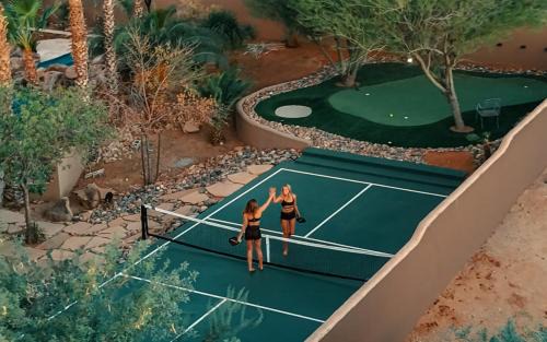 Sleeps 25 Heated Pool and Spa Pickleball Court