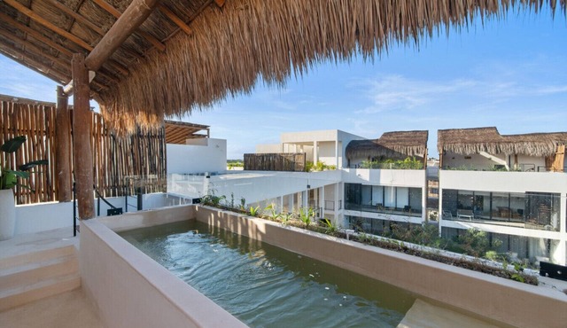 Sleeps 6 w Private Rooftop Pool & 2 Bikes