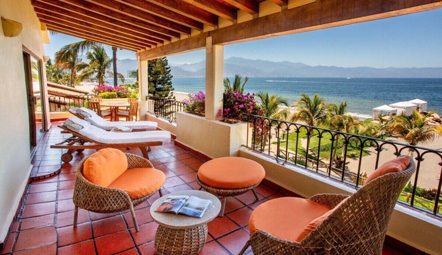Sleeps 8! Beachfront, exclusive, luxury resort, family friendly! Price Reduced!