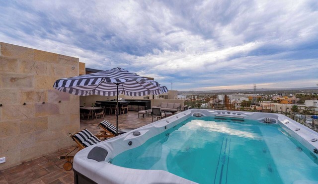 Sleeps 8 -Rooftop Penthouse @ Visa Vela + Jacuzzi