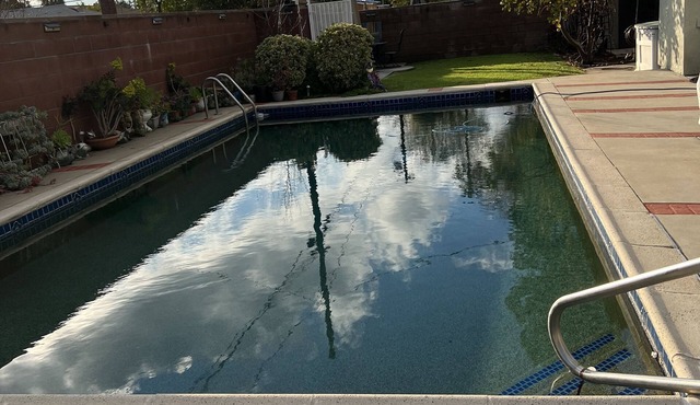 Smart 2 bedroom house with a pool and garden view Sleeps 6 .Near CSUN