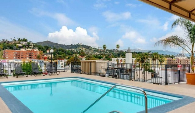 Snazzy 2bed Apt w/Rooftop pool & Hollywood Sign Views