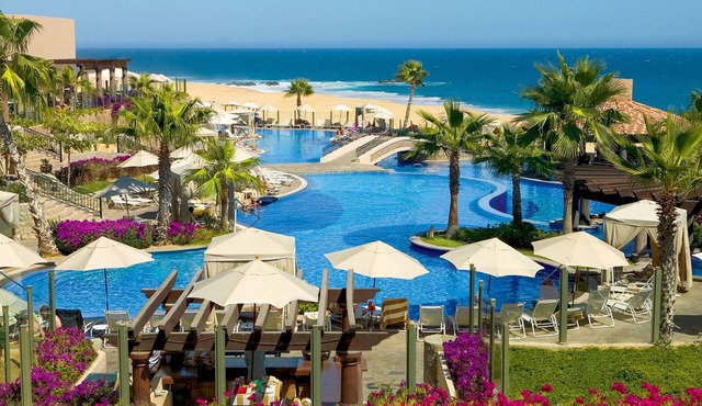 Soak up the sun at Pueblo Bonito Sunset Beach Resort, Junior Suite, 4 max.
