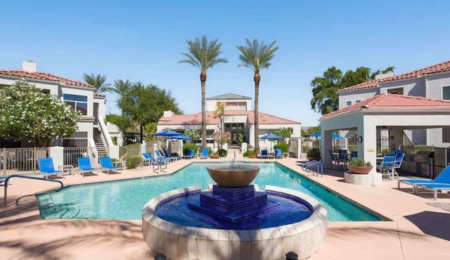 Solace - Community Pool & Gym -Walk to Restaurants