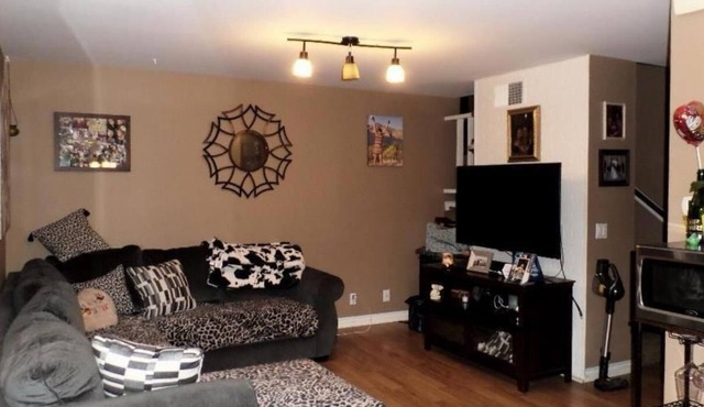 Soothing townhome with WiFi in Spring Valley