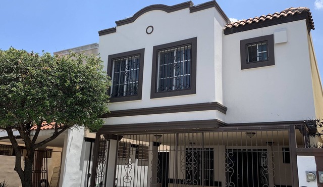 Spacious 4-bedroom house in beautiful Ciudad General Escobedo with WiFi, AC